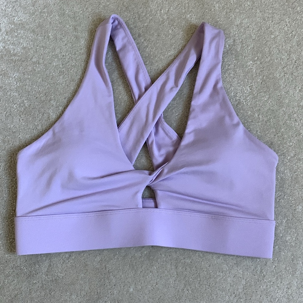 Fabletics sports bra size M lilac color w/ removable pads & cute keyhole detail